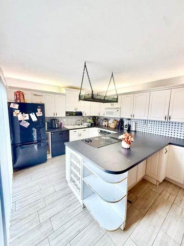 711 Springdale Circle, Palm Springs, FL 33461