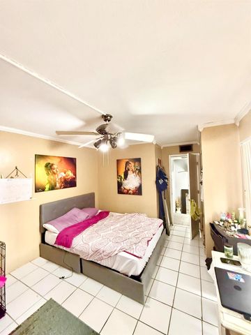 711 Springdale Circle, Palm Springs, FL 33461