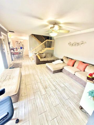 711 Springdale Circle, Palm Springs, FL 33461