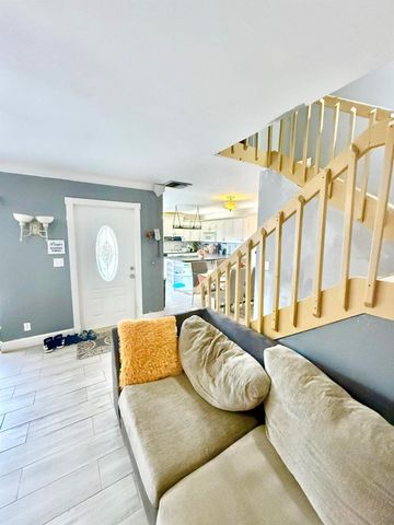 711 Springdale Circle, Palm Springs, FL 33461