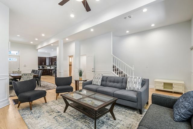 4244 S Prairie Avenue, Chicago, IL 60653