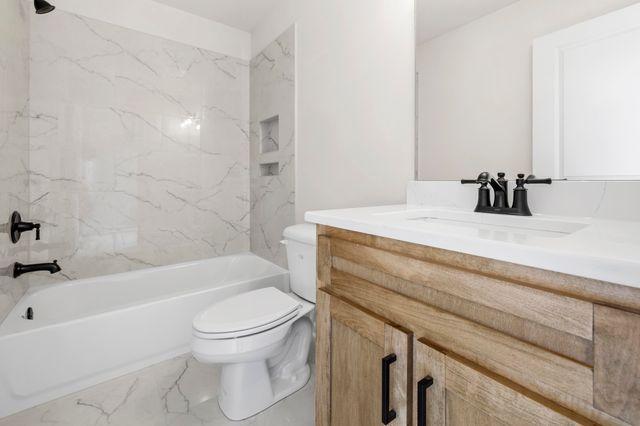 180 OAKLAND RIDGE CV, Oakland, TN 38060