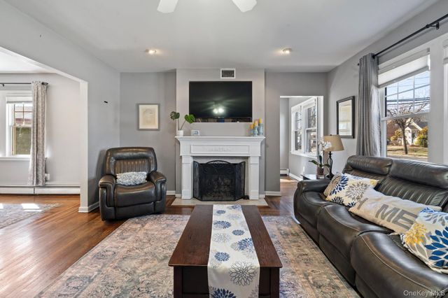 373 1st Street, Mineola, NY 11501