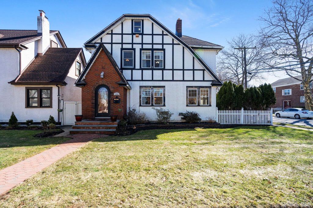 373 1st Street, Mineola, NY 11501