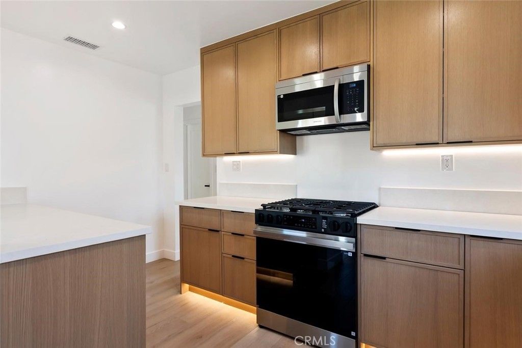 Image 13 of property listing at 20701 Schoolcraft, Winnetka, CA 91306