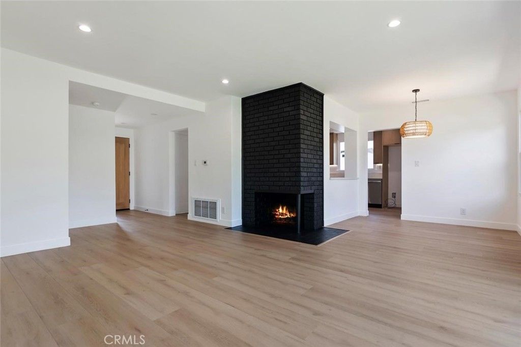 Image 4 of property listing at 20701 Schoolcraft, Winnetka, CA 91306