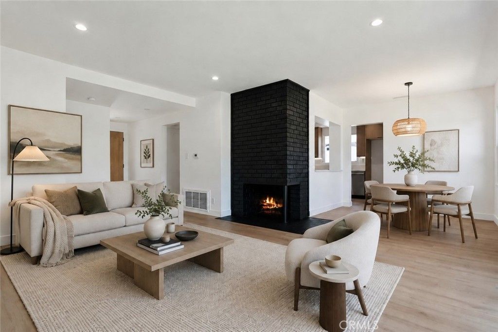 Image 5 of property listing at 20701 Schoolcraft, Winnetka, CA 91306