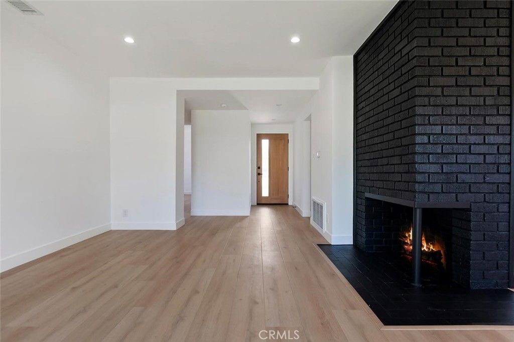 Image 6 of property listing at 20701 Schoolcraft, Winnetka, CA 91306