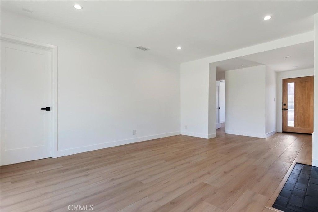 Image 7 of property listing at 20701 Schoolcraft, Winnetka, CA 91306
