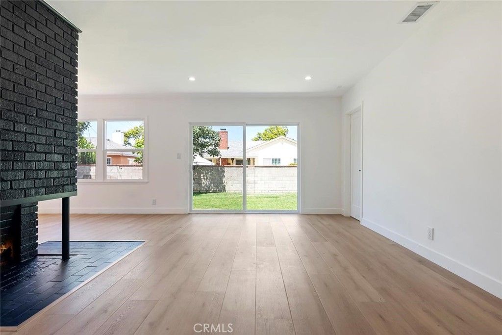 Image 8 of property listing at 20701 Schoolcraft, Winnetka, CA 91306