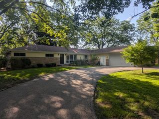 71 N ELA Road, Inverness, IL 60067