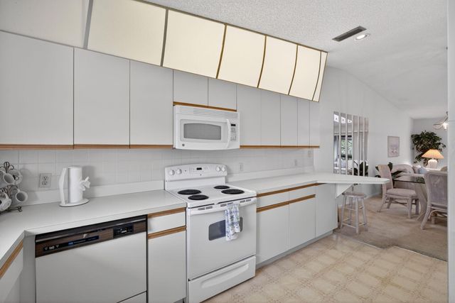 8323 SE Croft Circle N9, Hobe Sound, FL 33455