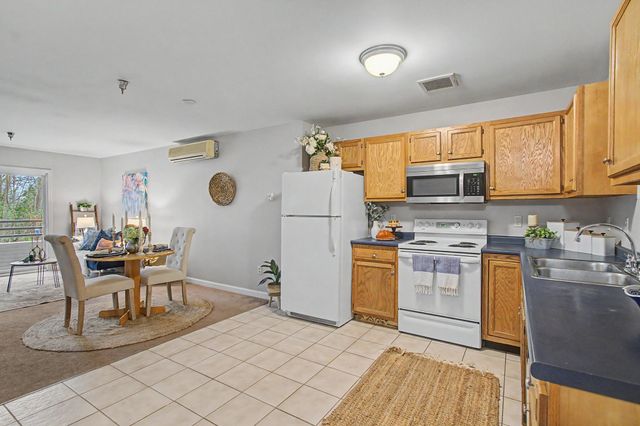 305 Lime Kiln Rd Apt 100, South Burlington, VT 05403