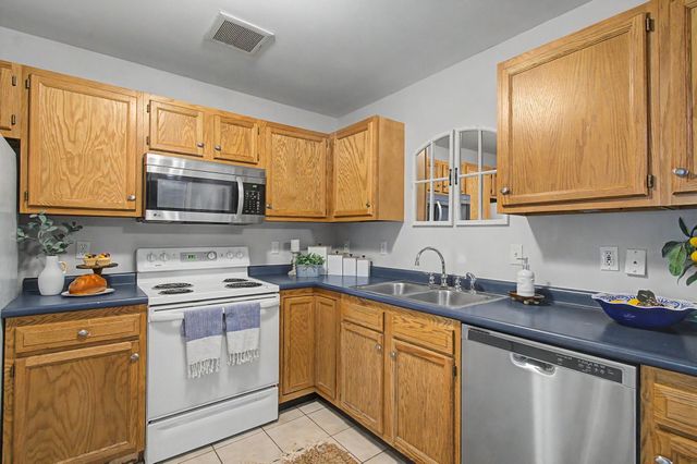 305 Lime Kiln Rd Apt 100, South Burlington, VT 05403