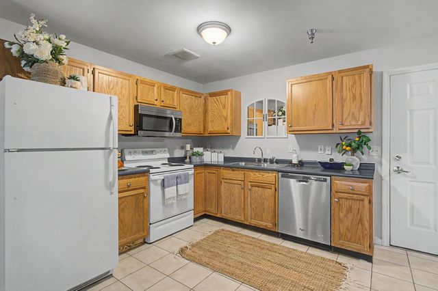 305 Lime Kiln Rd Apt 100, South Burlington, VT 05403