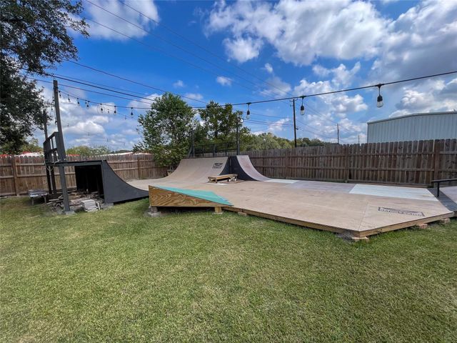 15511 Highway 6, Santa Fe, TX 77517