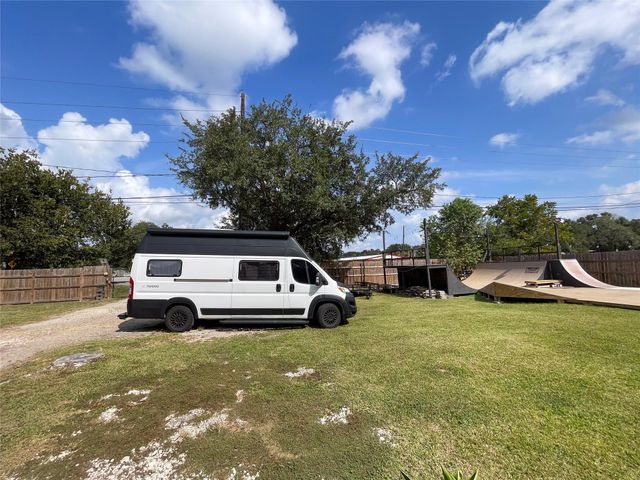 15511 Highway 6, Santa Fe, TX 77517