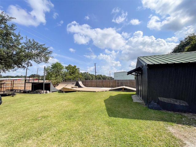 15511 Highway 6, Santa Fe, TX 77517