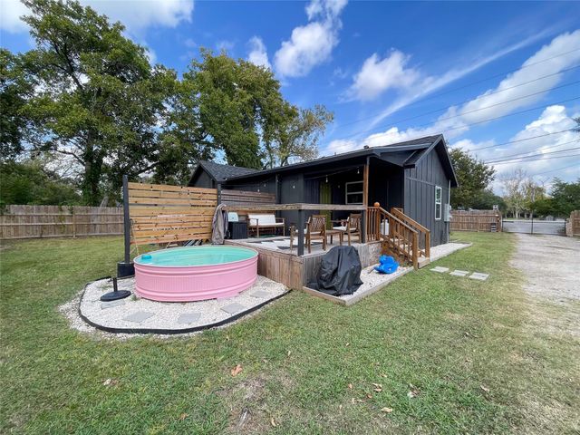 15511 Highway 6, Santa Fe, TX 77517
