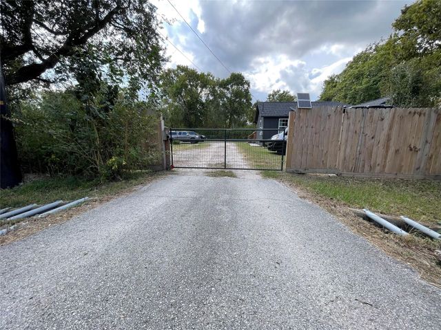 15511 Highway 6, Santa Fe, TX 77517