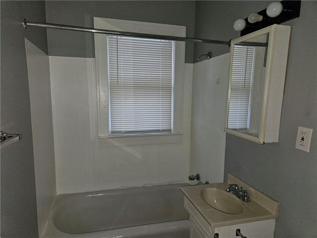 2120 E 68th Terrace, Kansas City, MO 64132