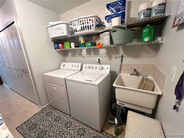 13185 Canopy Drive, Sterling Heights, MI 48313