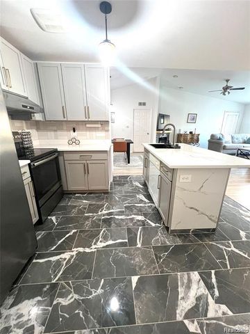 13185 Canopy Drive, Sterling Heights, MI 48313