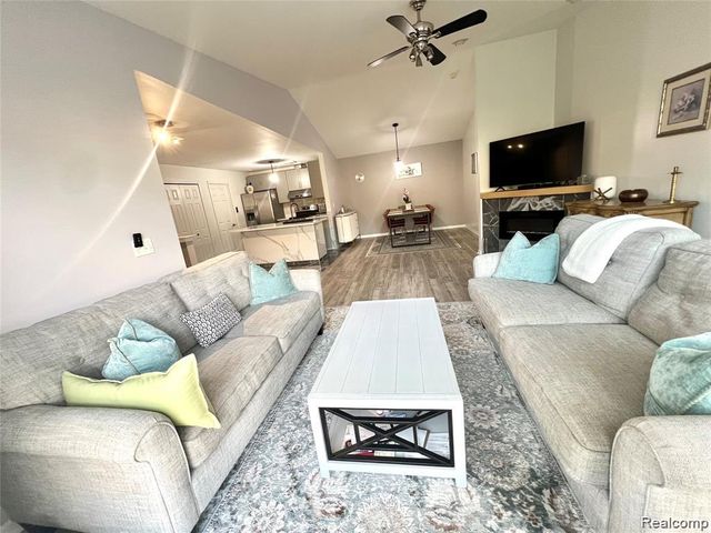 13185 Canopy Drive, Sterling Heights, MI 48313