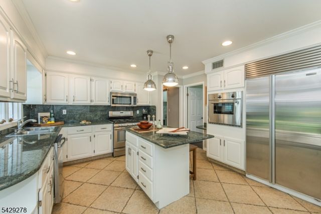 14 Fox Run, North Caldwell Boro, NJ 07006