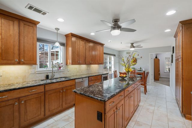 2153 WOOD CREEK DR, Germantown, TN 38138