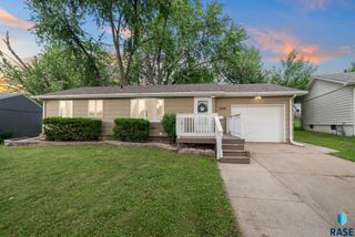 3608 E 25th St, Sioux Falls, SD 57103