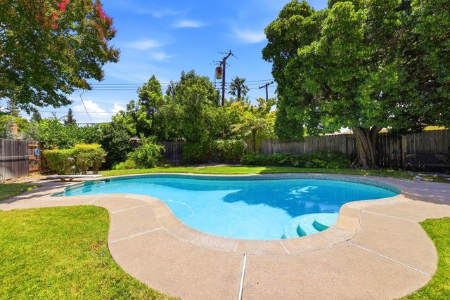 800 Piedmont Dr, Sacramento, CA 95822