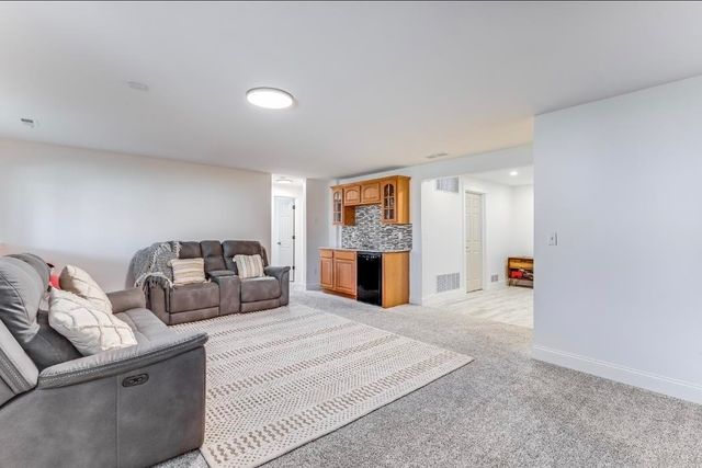 823 S Surrey Lane, Maize, KS 67101