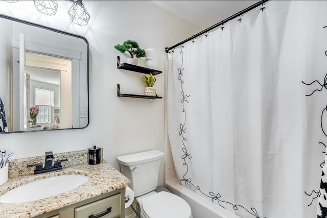 823 S Surrey Lane, Maize, KS 67101
