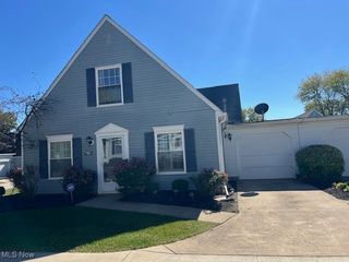 122 Bayberry Lane, Bedford, OH 44146