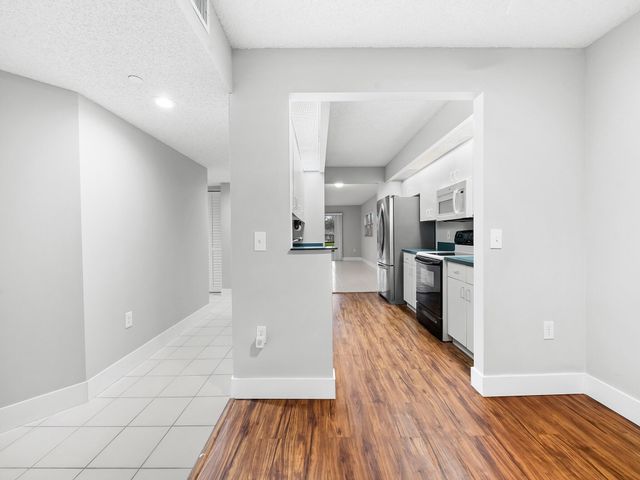 550 SW 137 Avenue L114, Pembroke Pines, FL 33027