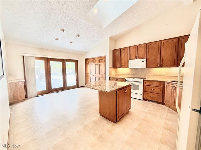 33162 Eagles Glen Court, North Ridgeville, OH 44039