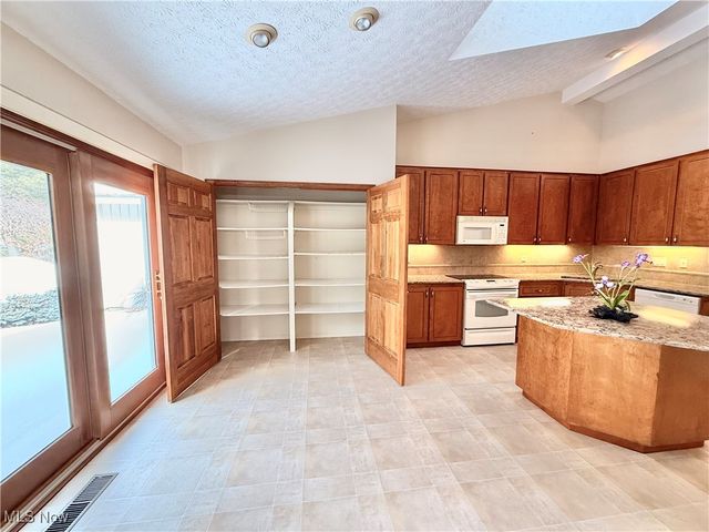 33162 Eagles Glen Court, North Ridgeville, OH 44039