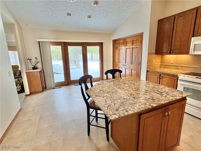 33162 Eagles Glen Court, North Ridgeville, OH 44039