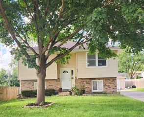 420 Robinhood Drive, Aurora, IL 60505