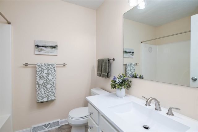 5542 Saddlebrook Dr, Bethel Park, PA 15102