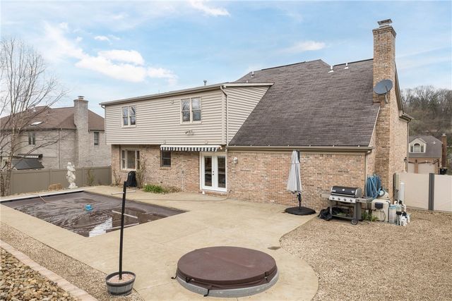 5542 Saddlebrook Dr, Bethel Park, PA 15102