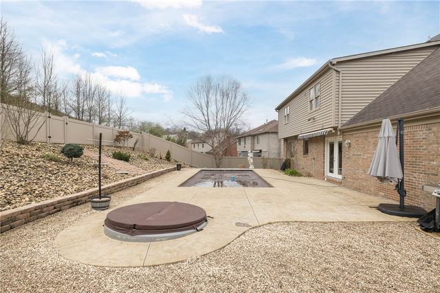 5542 Saddlebrook Dr, Bethel Park, PA 15102