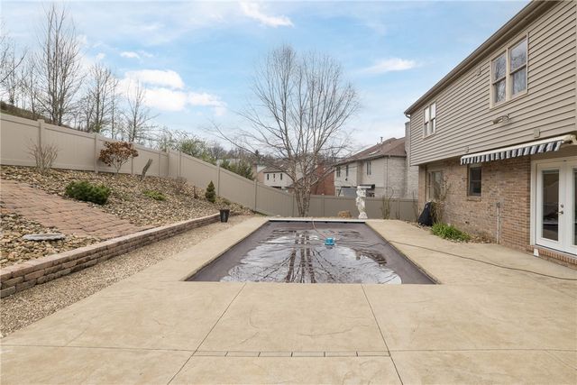 5542 Saddlebrook Dr, Bethel Park, PA 15102