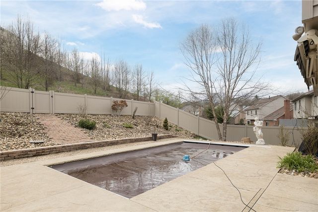 5542 Saddlebrook Dr, Bethel Park, PA 15102