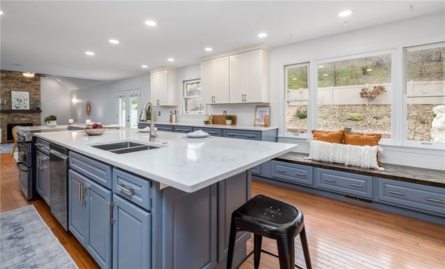 5542 Saddlebrook Dr, Bethel Park, PA 15102