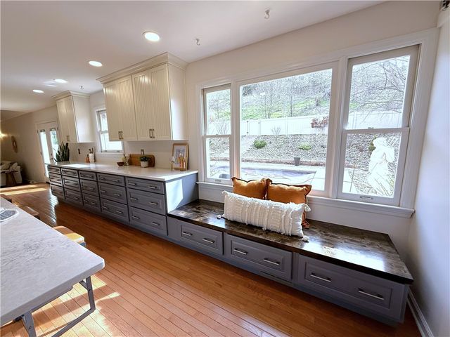 5542 Saddlebrook Dr, Bethel Park, PA 15102