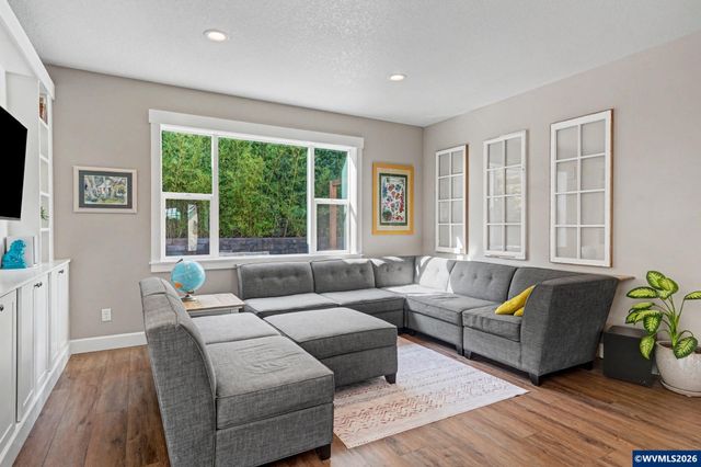 371 Golden Eagle St NW, Salem, OR 97304