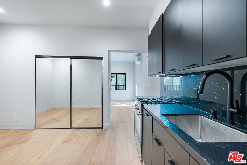 12320 MONTANA Avenue 109, Los Angeles, CA 90049