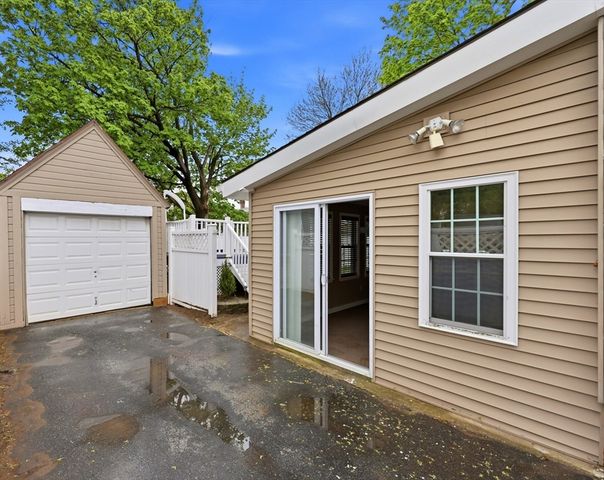 77 Fresno St, Springfield, MA 01104